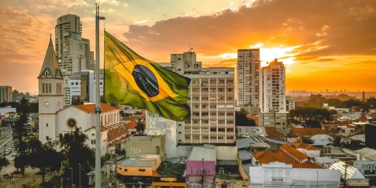 Cidade brasileira com bandeira do Brasil • Foto: Sergio Souza/Unsplash