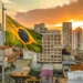 Cidade brasileira com bandeira do Brasil • Foto: Sergio Souza/Unsplash