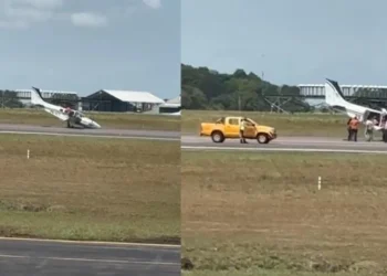 No momento do pouso, bico da aeronave bateu na pista • Reprodução