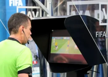 Os monitores do lado do campo ainda seriam usados ​​para suporte de vídeo de futebol no caso de contestação do treinador • Fifa