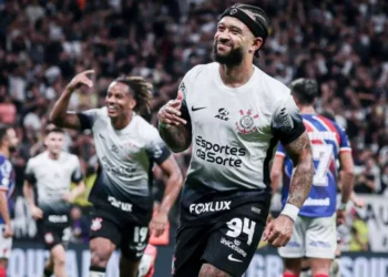 Memphis Depay comemora o segundo gol que marcou para o Corinthians contra o Bahia • CAIO DE SOUSA/PERA PHOTO PRESS/ESTADÃO CONTEÚDO