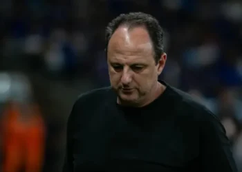 Rogério Ceni, técnico do Bahia, durante partida contra o Cruzeiro • Fernando Moreno / Gazeta Press