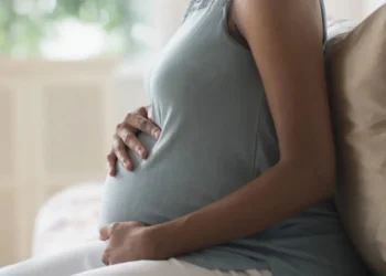 Mulher passou por cirurgia de transposição uterina e conseguir engravidar após tratamento oncológico • Getty Images/Tetra images RF