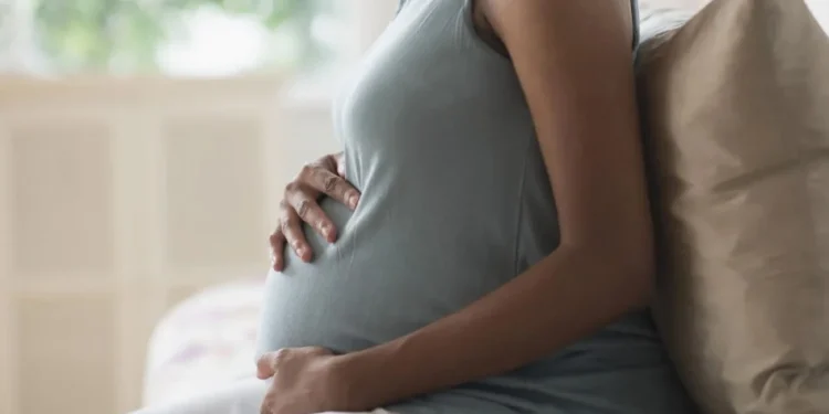 Em caso inédito, mulher com câncer ginecológico muda útero de lugar e engravida