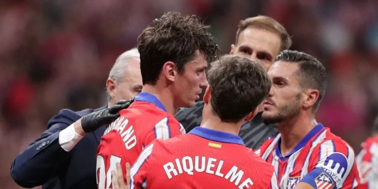 Zagueiro do Atlético de Madrid fica à disposição de Simeone após lesão cerebral