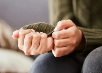 A ansiedade é uma reação do corpo relacionada à preocupação e ao medo • PeopleImages/Getty Images