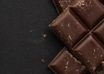 Novo estudo sugere limitar a ingestão de chocolate amargo a 28 gramas algumas vezes por semana • gustavo ramirez/GettyImages