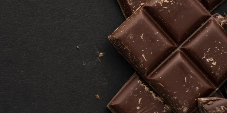 Novo estudo sugere limitar a ingestão de chocolate amargo a 28 gramas algumas vezes por semana • gustavo ramirez/GettyImages