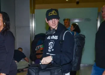 Patrick Gibson desembarcou em Guarulhos na manhã desta sexta-feira (6) • Marcelo Sá Barretto/AgNews