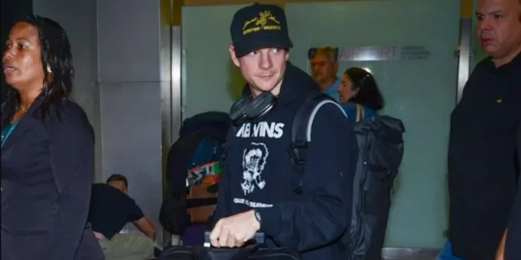 Patrick Gibson desembarcou em Guarulhos na manhã desta sexta-feira (6) • Marcelo Sá Barretto/AgNews