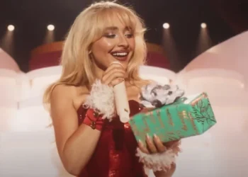 Especial de Natal de Sabrina Carpenter é lançado nesta sexta-feira (6) • YouTube/Netflix