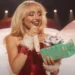Especial de Natal de Sabrina Carpenter chega ao streaming nesta sexta (6)