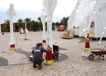 Montagem do 'Natal de Luz', em Palmas — Foto: Ademir dos Anjos/Governo do Tocantins