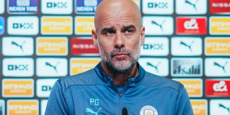 Guardiola se irrita com provocação de torcedor e precisa ser contido; veja