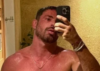 Ele disse que estava com a autoestima baixa, então lembrou de uma foto que tirou na sauna e a compartilhou com seus seguidores • Instagram/Cauã Reymond