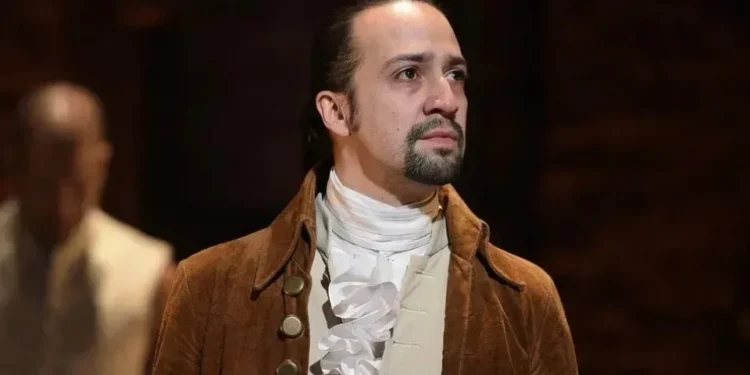 Quem é Lin-Manuel Miranda, criador de “Hamilton” e compositor de “Mufasa”