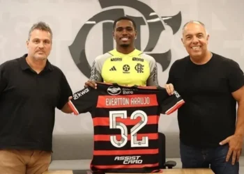 Evertton Araújo assina renovação com Flamengo • Reprodução Flamengo