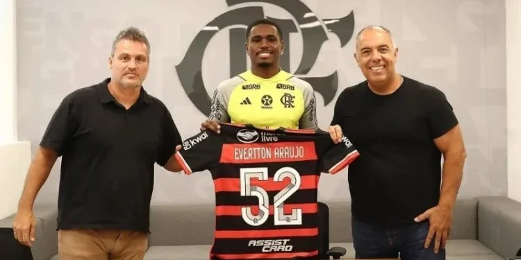 Evertton Araújo renova contrato com o Flamengo