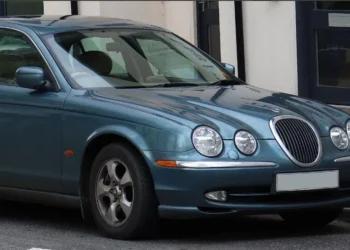 Veículo Jaguar S-Type V6 SE, modelo como o que será leiloado pelo Detran • Vauxford - licença CC BY-SA 4.0
