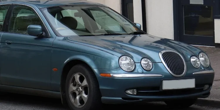 Detran-SP vai leiloar Jaguar com lance mínimo de R$ 15 mil; veja