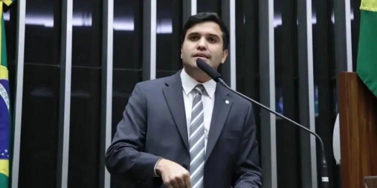 Celular na escola: relator prevê consenso na aprovação de projeto que proíbe aparelhos