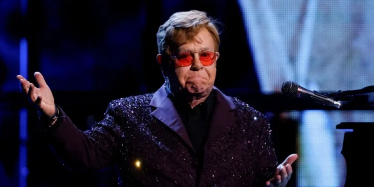Elton John lembra susto no palco: “Pensaram que eu tinha sido baleado”