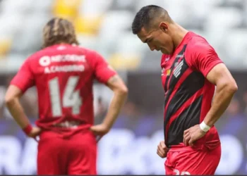 Jogadores do Athletico-PR lamentam queda para Série B • Foto: GILSON LOBO/AGIF - AGÊNCIA DE FOTOGRAFIA/AGIF - AGÊNCIA DE FOTOGRAFIA/ESTADÃO CONTEÚDO