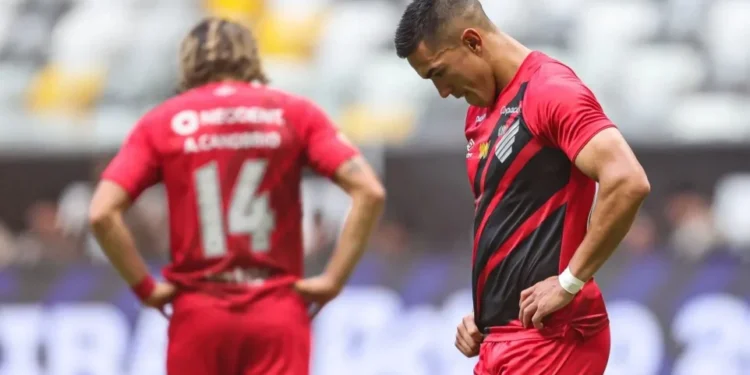 Jogadores do Athletico-PR lamentam queda para Série B • Foto: GILSON LOBO/AGIF - AGÊNCIA DE FOTOGRAFIA/AGIF - AGÊNCIA DE FOTOGRAFIA/ESTADÃO CONTEÚDO