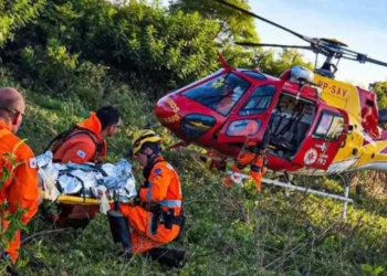 Idosos encontrado em área de mata precisou ser resgatado por helicóptero • CBMMG/Divulgação