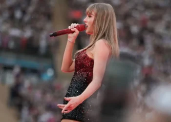 Taylor Swift se apresenta no palco durante "The Eras Tour" no Olympiastadion em 27 de julho de 2024 em Munique, na Alemanha • Thomas Niedermueller/TAS24/Getty Images para TAS Rights Management