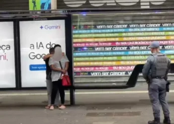 Mulher sequestra outra mulher e a ameaça com faca na Avenida Paulista. • Reprodução