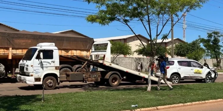 Bêbado é preso após bater em postes com carro furtado de órgão federal no Tocantins