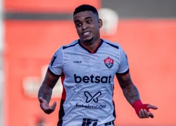 Camisa do Vitória estampou a marca da Betsat ao longo de 2024 • EC Vitória / Victor Ferreira