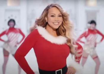 Mariah Carey no videoclipe de "All I Want for Christmas Is You" • Foto: Mariah Carey/Youtube/Reprodução