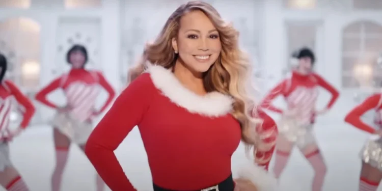 Mariah Carey no videoclipe de "All I Want for Christmas Is You" • Foto: Mariah Carey/Youtube/Reprodução