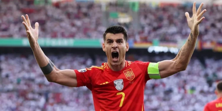 Atacante do Milan revela ter ganhado “noitada” com Ronaldo de presente; entenda