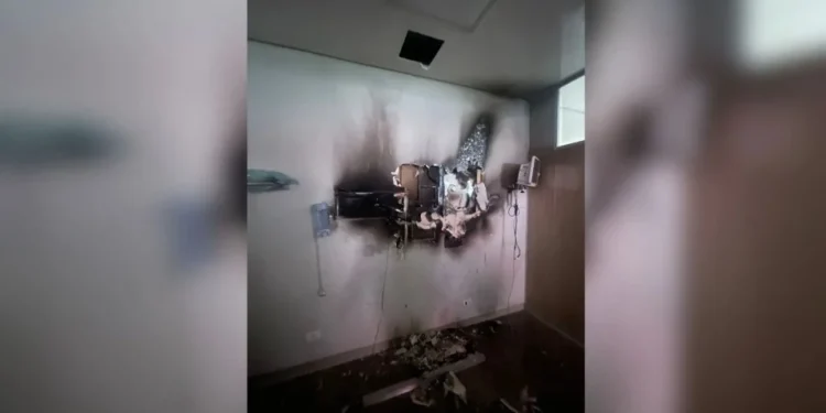 Incêndio ocorreu na tarde da última terça-feira (10), no segundo andar do hospital particular. • Divulgação/ Corpo de Bombeiros