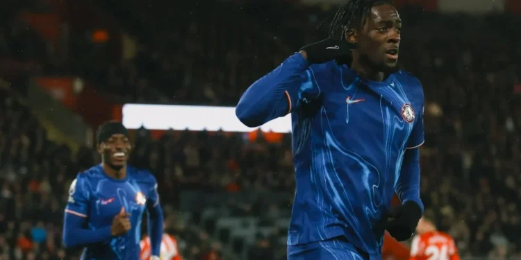 Viagem longa fará jogador do Chelsea maratonar série de Senna