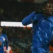 Viagem longa fará jogador do Chelsea maratonar série de Senna