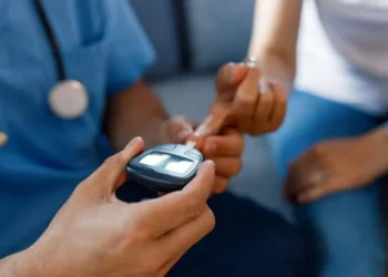 Estudo realizado com quase 4 mil britânicos mostrou que prejuízos cognitivos provocados pelo diabetes ocorrem de maneira mais acelerada entre mulheres que não têm controle glicêmico adequado • RealPeopleGroup/GettyImages