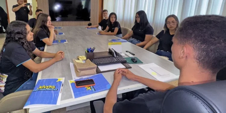 Estudantes da Escola Estadual Piaçava de Nazaré realizam visita técnica à Secretaria da Educação