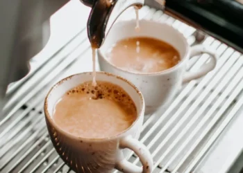 O café possui uma soma de compostos protetores para a saúde, segundo estudos • KamranAydinov/Freepik