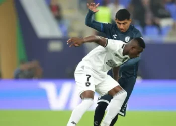 Luiz Henrique encara marcação no duelo m Doha, no Catar • Vitor Silva/Botafogo