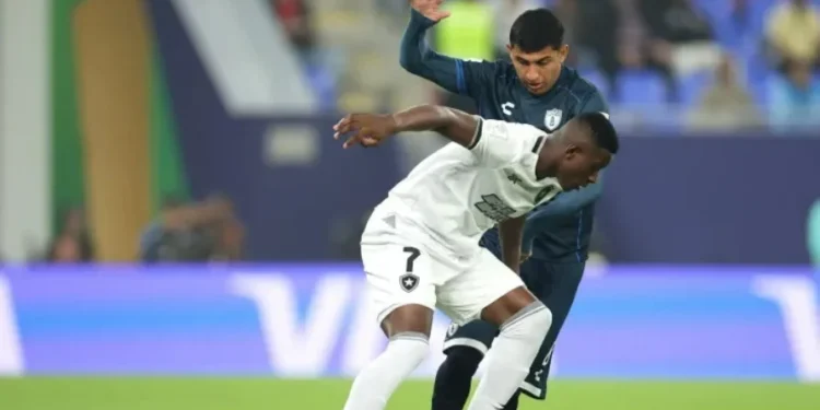 Luiz Henrique encara marcação no duelo m Doha, no Catar • Vitor Silva/Botafogo