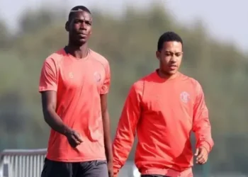 Memphis Depay e Paul Pogba na época de Manchester United • Divulgação