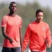 Memphis Depay e Paul Pogba na época de Manchester United • Divulgação