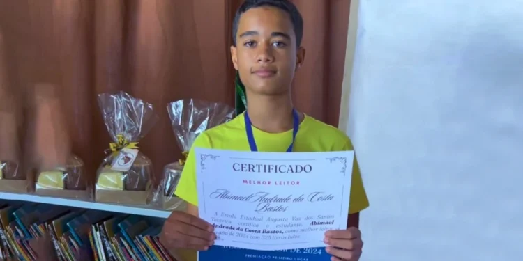 Estudante de Combinado ganha prêmio por ter lido 325 obras literárias durante o ano