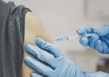 Manter a caderneta de vacinação em dia é importante para evitar novos surtos • MonikaBatich/GettyImages