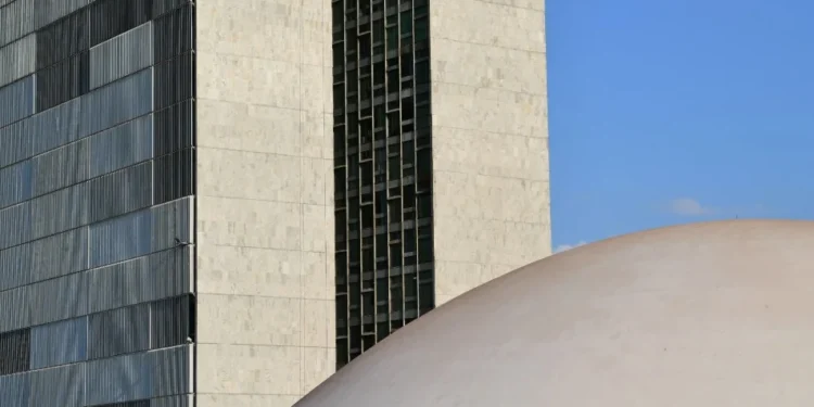 Salário mínimo para 2025 segue incerto a dias do fim do ano