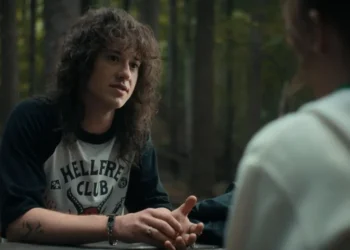 Joseph Quinn, como Eddie Munson, na quarta temporada de Stranger Things. • Netflix / Cortesia